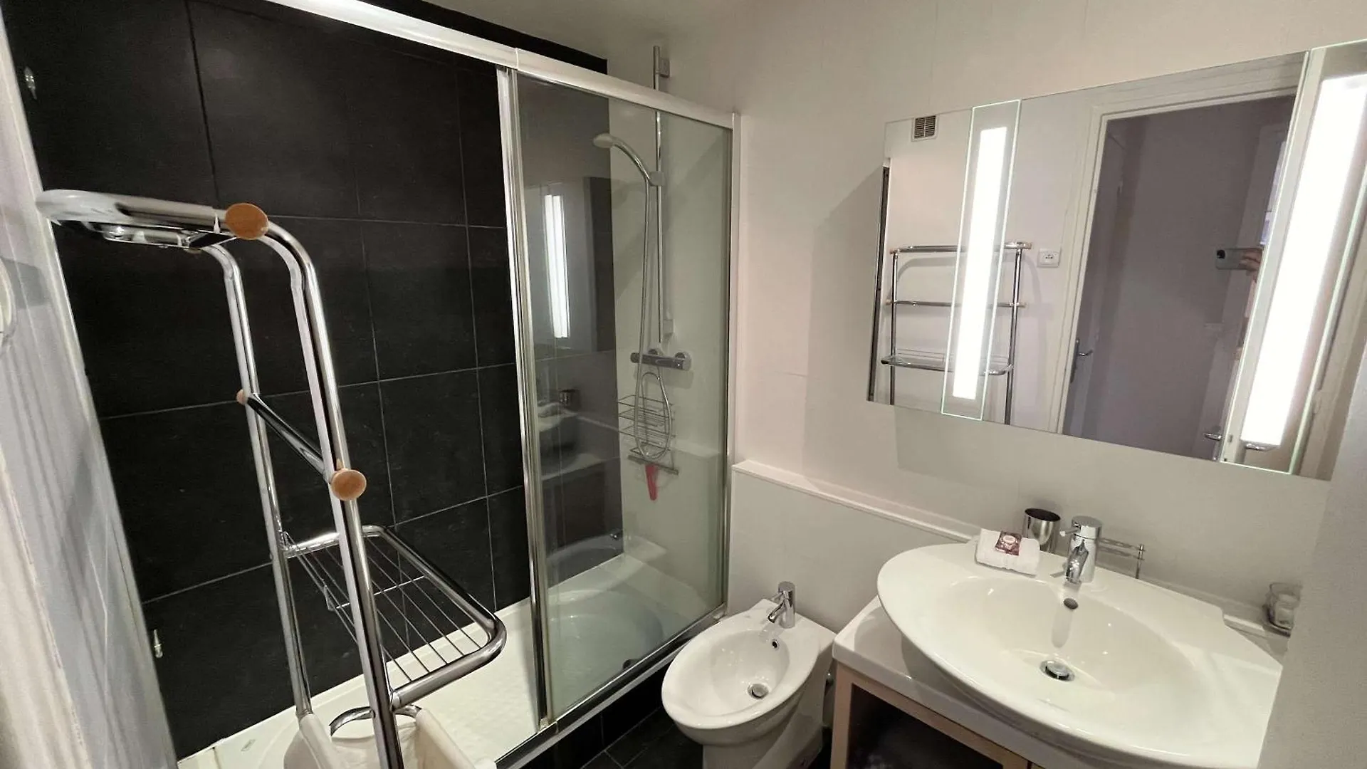 B052-Bel Appartement Spacieux Grand Balcon Et Garage Cannes France